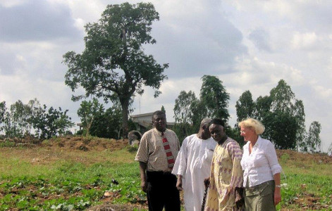 Ansicht und Auswahl des Grundstückes im Jahr 2006 mit dem Bürgermeister und den
Ingenieuren der Stadt Atakpamé