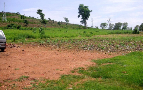 Ansicht und Auswahl des Grundstückes 2006 mit dem Bürgermeister und den
Ingenieuren der Stadt Atakpamé