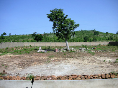 Bau der Grundstücksmauer abgeschlossen